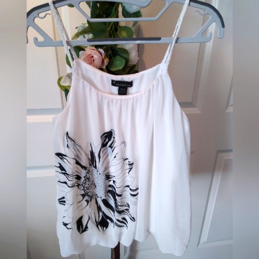 🥂 Cute blouse with braided straps, bling inside the flower and great condition.